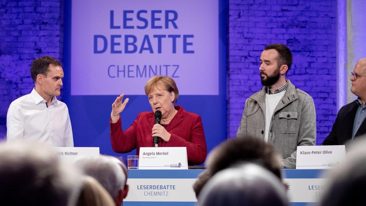 Bundeskanzlerin Angela Merkel (CDU) sitzt auf dem Podium der "Freien Presse Chemnitz" neben Leserinnen und Lesern