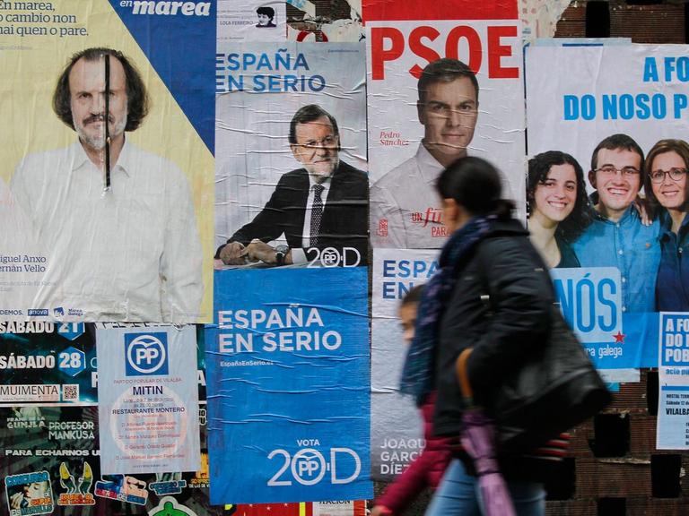 Wahlplakate zur Parlamentswahl in Spanien am 20. Dezember