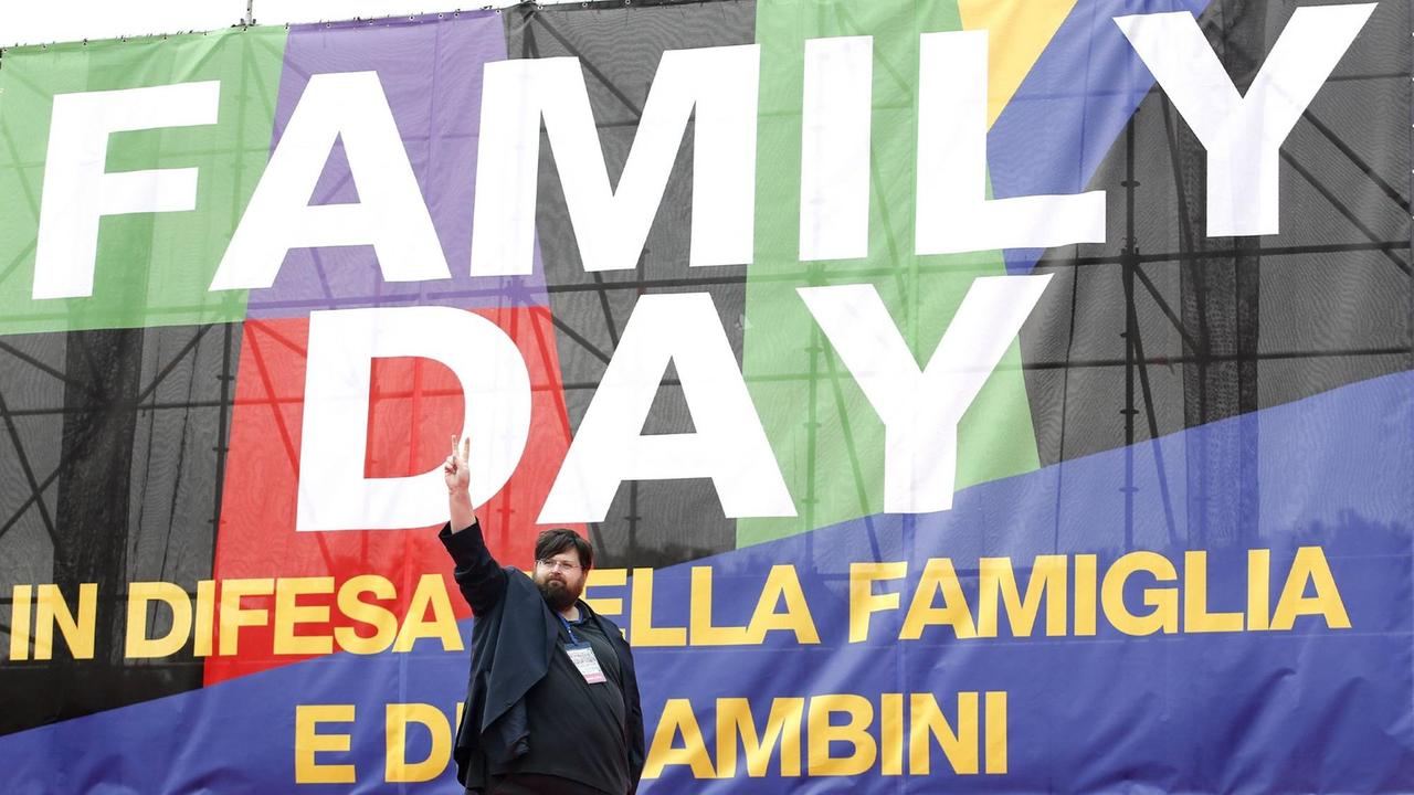 Mario Adinolfi, Spitzenkandidat seiner politischen Bewegung "Popolo della Famiglia" bei der Kundgebung zum Family Day 2016 Mario Adinolfi, Spitzenkandidat seiner politischen Bewegung "Popolo della Famiglia" bei der Kundgebung zum Family Day 2016