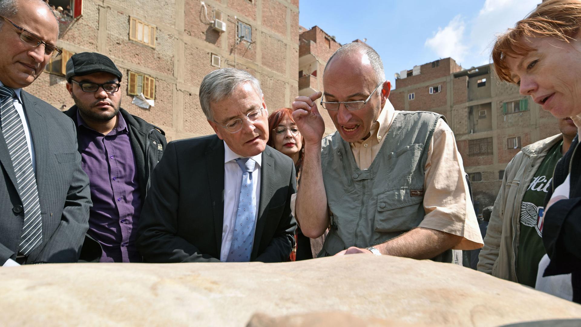 Nach dem Fund der Statue in Kairo begutachten Forscher den Koloss, der einen Pharao darstellen soll. Nach dem Fund der Statue in Kairo begutachten Forscher den Koloss, der einen Pharao darstellen soll.