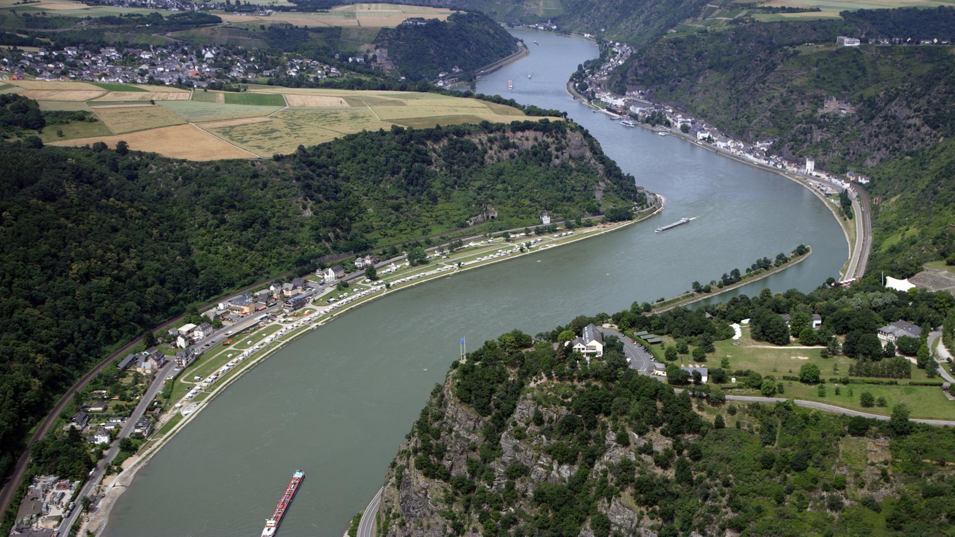 Das Rheintal mit dem Loreleyfelsen. Das Rheintal mit dem Loreleyfelsen.