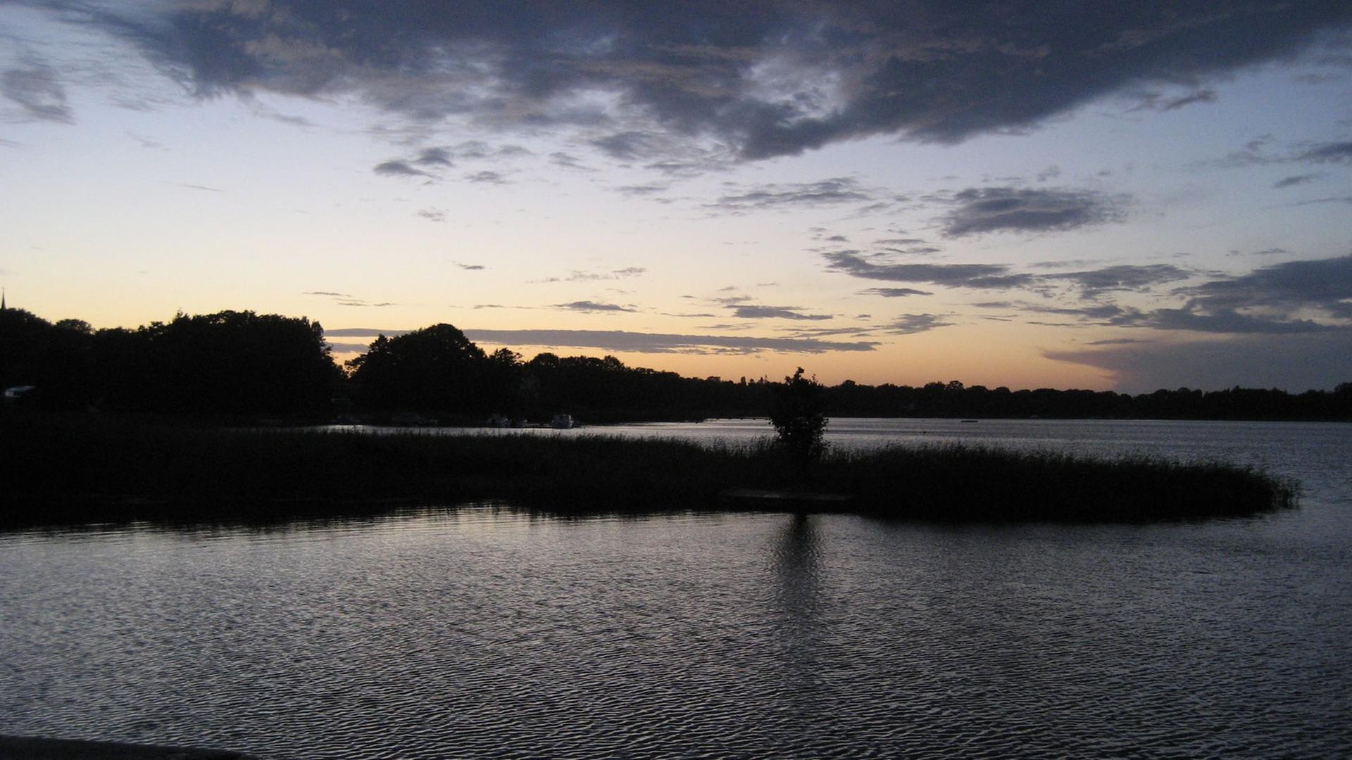 Hinter der abendlichen Kulisse der schwedischen Ostseeinsel Öland geht am 31.07.2007 die Sonne unter.
