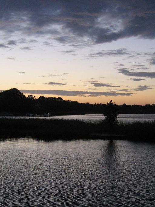Hinter der abendlichen Kulisse der schwedischen Ostseeinsel Öland geht am 31.07.2007 die Sonne unter.