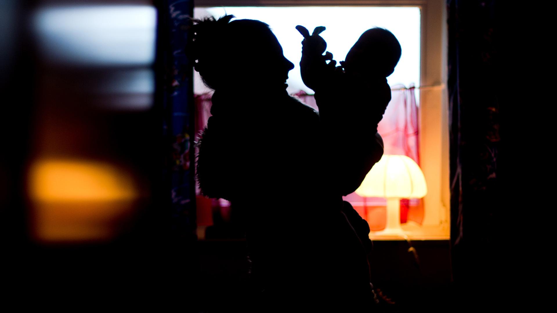 Eine Mutter spielt mit ihrer Tochter im Mutter-Kind-Haus der Justizvollzugsanstalt (JVA) für Frauen in Vechta. Eine Mutter spielt mit ihrer Tochter im Mutter-Kind-Haus der Justizvollzugsanstalt (JVA) für Frauen in Vechta.