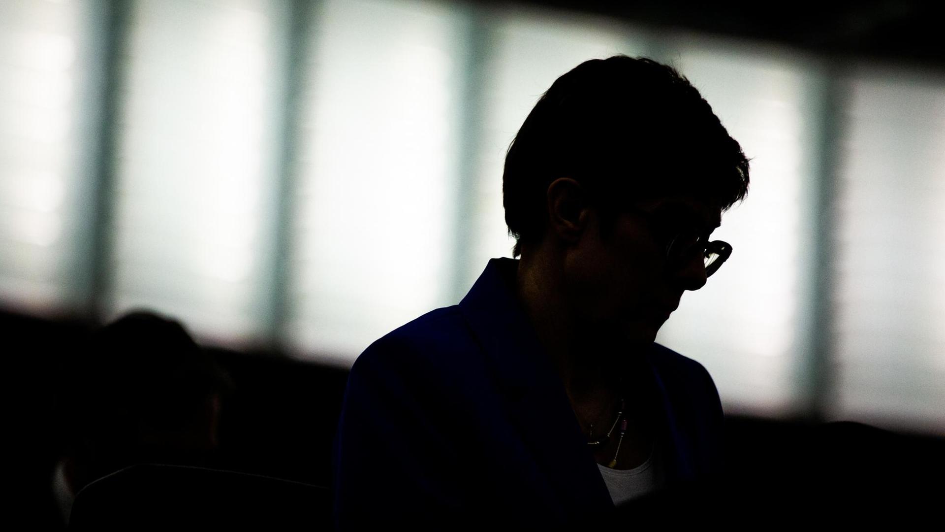 05.02.2020, Frankreich, Straßburg: Die Bundesverteidungsministerin und CDU-Vorsitzende Annegret Kramp-Karrenbauer sitzt während der gemeinsamen Sitzung der deutsch-französischen parlamentarischen Versammlung im Plenarsaal des europäischen Parlaments. Die Versammlung soll sich unter anderem mit Sicherheits- und Verteidigungspolitik, Integration und Migration sowie mit der Rechtsharmonisierung in den deutsch-französischen Wirtschaftsbeziehungen befassen. Foto: Philipp von Ditfurth/dpa | Verwendung weltweit 05.02.2020, Frankreich, Straßburg: Die Bundesverteidungsministerin und CDU-Vorsitzende Annegret Kramp-Karrenbauer sitzt während der gemeinsamen Sitzung der deutsch-französischen parlamentarischen Versammlung im Plenarsaal des europäischen Parlaments. Die Versammlung soll sich unter anderem mit Sicherheits- und Verteidigungspolitik, Integration und Migration sowie mit der Rechtsharmonisierung in den deutsch-französischen Wirtschaftsbeziehungen befassen. Foto: Philipp von Ditfurth/dpa | Verwendung weltweit