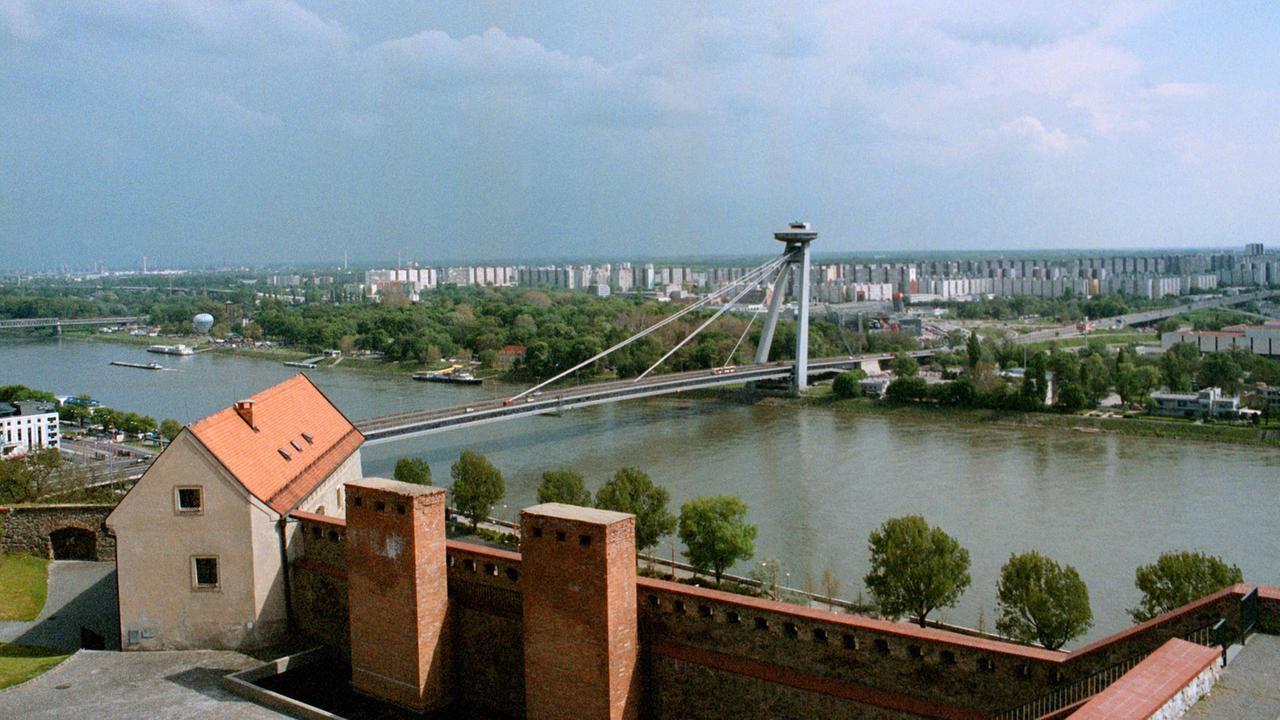 Blick auf die Donau-Brücke von Bratislava: Auf dem 85 Meter hohen Pylon befindet sich das "Cafe Bystrica" - dahinter der Stadtteil Petrzalka. Blick auf die Donau-Brücke von Bratislava: Auf dem 85 Meter hohen Pylon befindet sich das "Cafe Bystrica" - dahinter der Stadtteil Petrzalka.