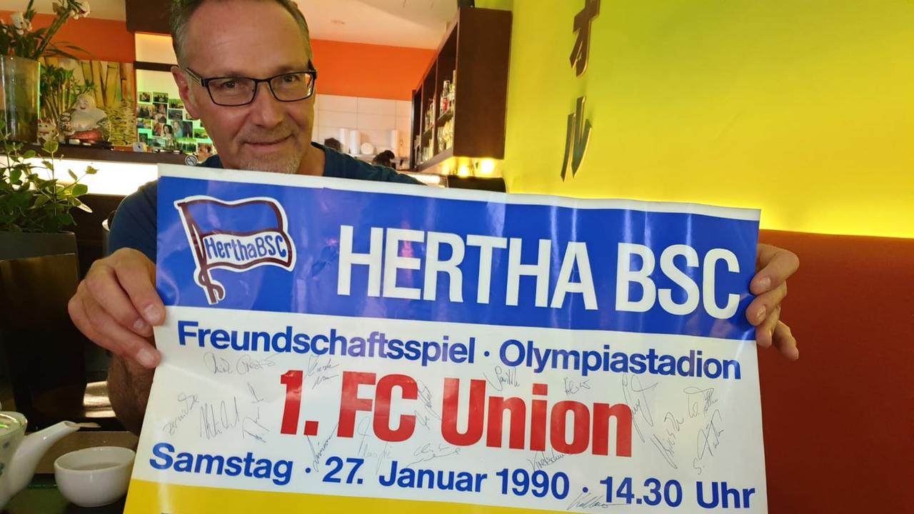 Theo Gries, ehemals Stürmer bei der Hertha, hat sich ein Andenken an das Freundschaftsspiel gegen Union aufbewahrt. Theo Gries, ehemals Stürmer bei der Hertha, hat sich ein Andenken an das Freundschaftsspiel gegen Union aufbewahrt.