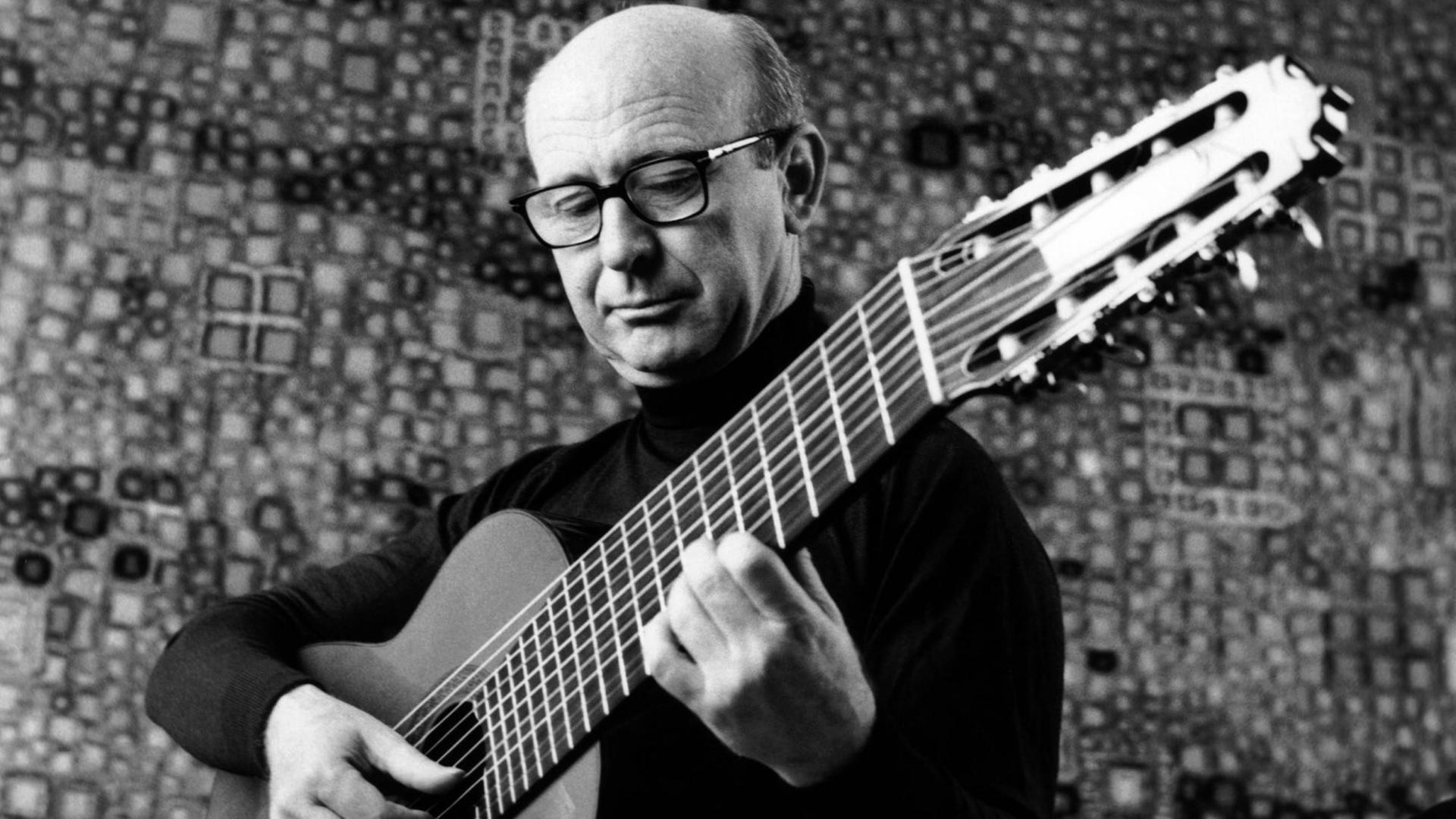 Der Gitarrist Narciso Yepes 1978 bei einem Konzert in München. Er spielt eine zehnsaitige Gitarre, trägt Brille und schwarzen Rollkragenpullover. Der Gitarrist Narciso Yepes 1978 bei einem Konzert in München. Er spielt eine zehnsaitige Gitarre, trägt Brille und schwarzen Rollkragenpullover.