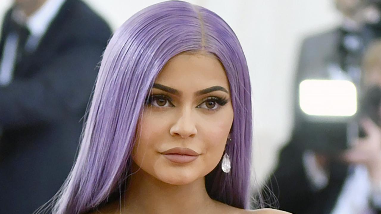 Eine Frau mit lila Haaren und starken Make-up schaut in die Kamera. Es handelt sich um Kylie Jenner. Eine Frau mit lila Haaren und starken Make-up schaut in die Kamera. Es handelt sich um Kylie Jenner.