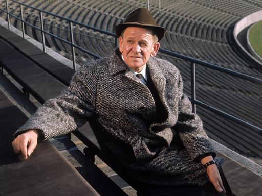Sepp Herberger posiert in einem leeren Stadion mit Hut für ein Foto. Sepp Herberger posiert in einem leeren Stadion mit Hut für ein Foto.