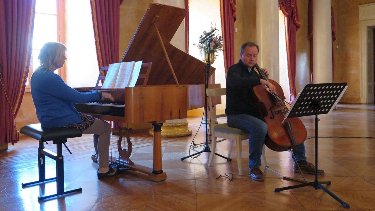 Die Pianistin Liese Klahn sitzt am Hammerklavier im Festsaal des Weimarer Schlosses und begleitet den Cellisten Peter Hörr.