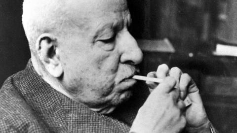 Der italienische Philosoph Benetdetto Croce (1866-1952) zündet sich ein Zigarette an.