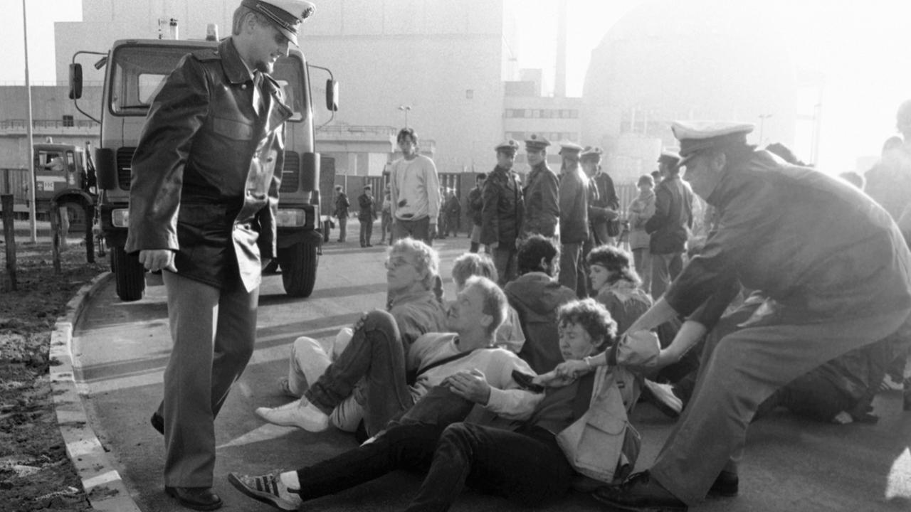 Am Kernkraftwerk Brokdorf versucht im August 1986 die Polizei, eine Sitzblockade aufzulösen. Am Kernkraftwerk Brokdorf versucht im August 1986 die Polizei, eine Sitzblockade aufzulösen.