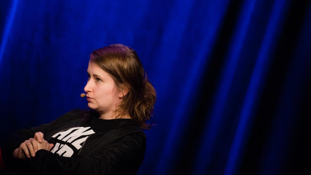 Die Autorin Margarete Stokowski sitzt am 13.03.2017 im Rahmen des Literaturfestivals Lit.Cologne in Köln (Nordrhein-Westfalen) auf der Bühne.