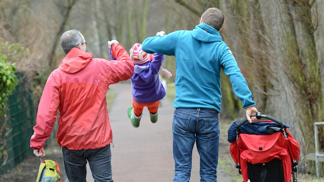 Ein homosexuelles Paar, das in einer eingetragenen Lebenspartnerschaft lebt, mit seinen zwei Kindern bei einem Familienausflug am 11.04.2013 in Berlin. Ein homosexuelles Paar, das in einer eingetragenen Lebenspartnerschaft lebt, mit seinen zwei Kindern bei einem Familienausflug am 11.04.2013 in Berlin.