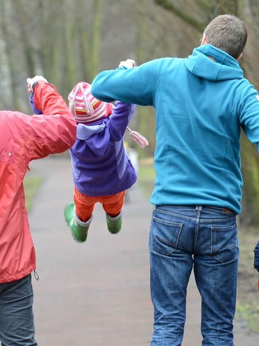 Ein homosexuelles Paar, das in einer eingetragenen Lebenspartnerschaft lebt, mit seinen zwei Kindern bei einem Familienausflug am 11.04.2013 in Berlin.