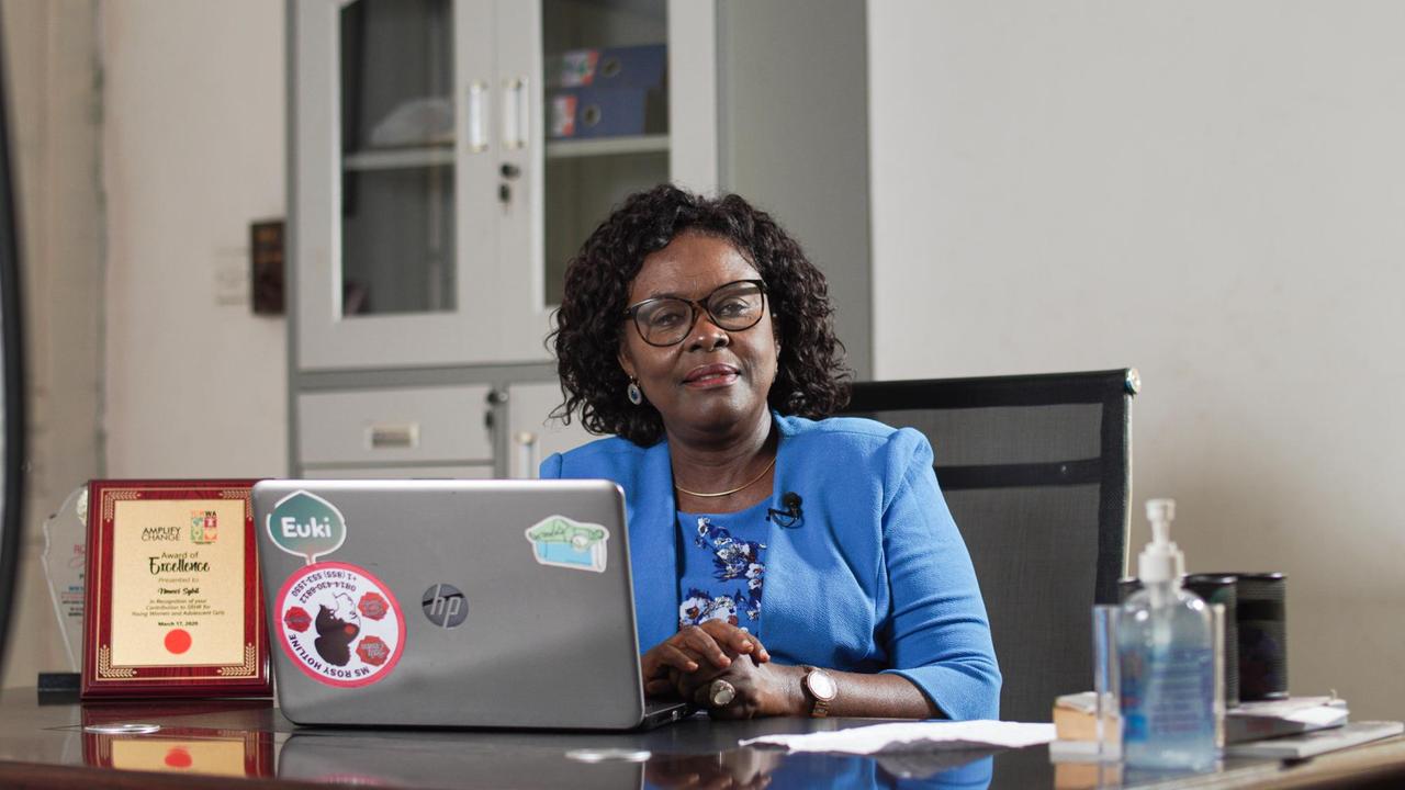 Sybil Nmezi sitzt an ihrem Schreibtisch und schaut in die Kamera Sybil Nmezi sitzt an ihrem Schreibtisch und schaut in die Kamera