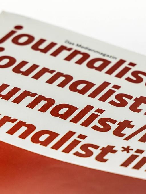 Die Fachzeitschrift journalist dekliniert auf dem Titelblatt das Wort in allen Varianten durch.