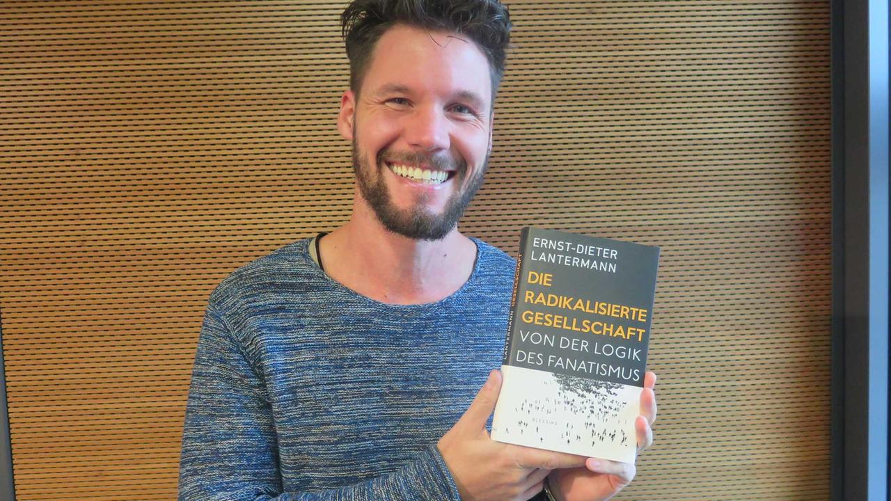Christian Rabhansl, Redakteur der Sendung Lesart. Christian Rabhansl, Redakteur der Sendung Lesart.