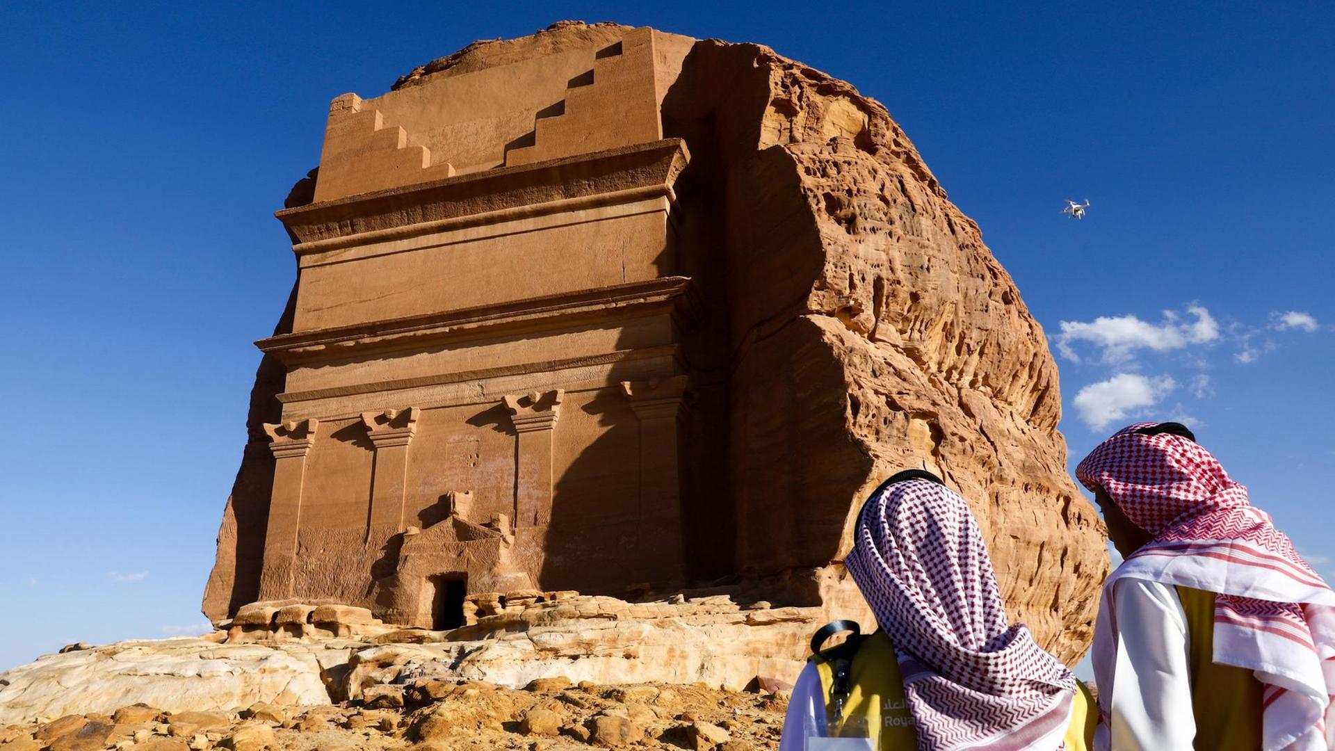 Felsgräber in der Wüste: das UNESCO-Weltebe Mada'in Salih bei Al-Ula. Felsgräber in der Wüste: das UNESCO-Weltebe Mada'in Salih bei Al-Ula.