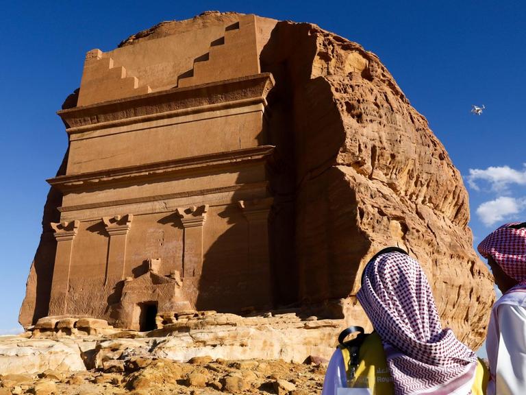 Felsgräber in der Wüste: das UNESCO-Weltebe Mada'in Salih bei Al-Ula.