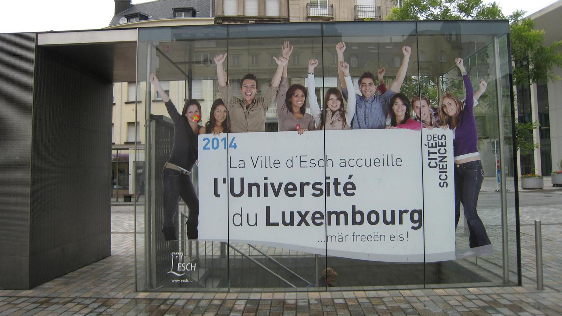 Werbung für die neue Universität in Luxemburg an einer Bushaltestelle