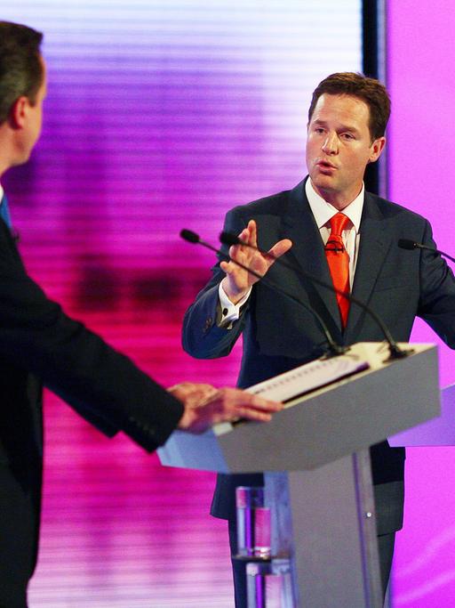 Nick Clegg spricht gestikulierend zu David Cameron in der TV-Debatte.