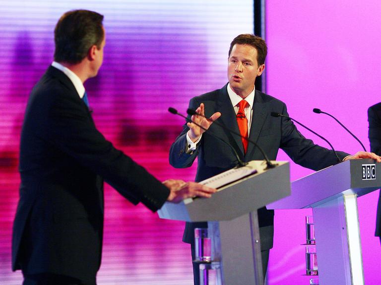 Nick Clegg spricht gestikulierend zu David Cameron in der TV-Debatte.