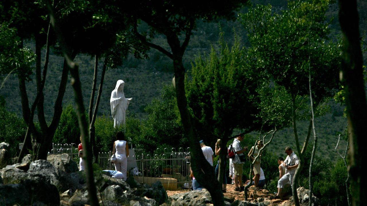 Medjugorje: Die Jungfrau Maria thront über allem Medjugorje: Die Jungfrau Maria thront über allem