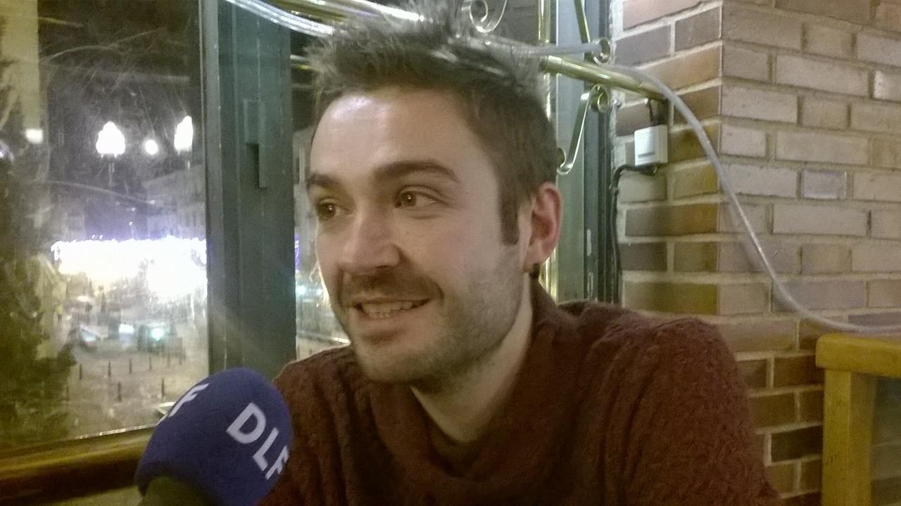 Daniel López, Spitzenkandidat von Podemos in der Provinz Segovia, in einer Cafetería, von Segovia