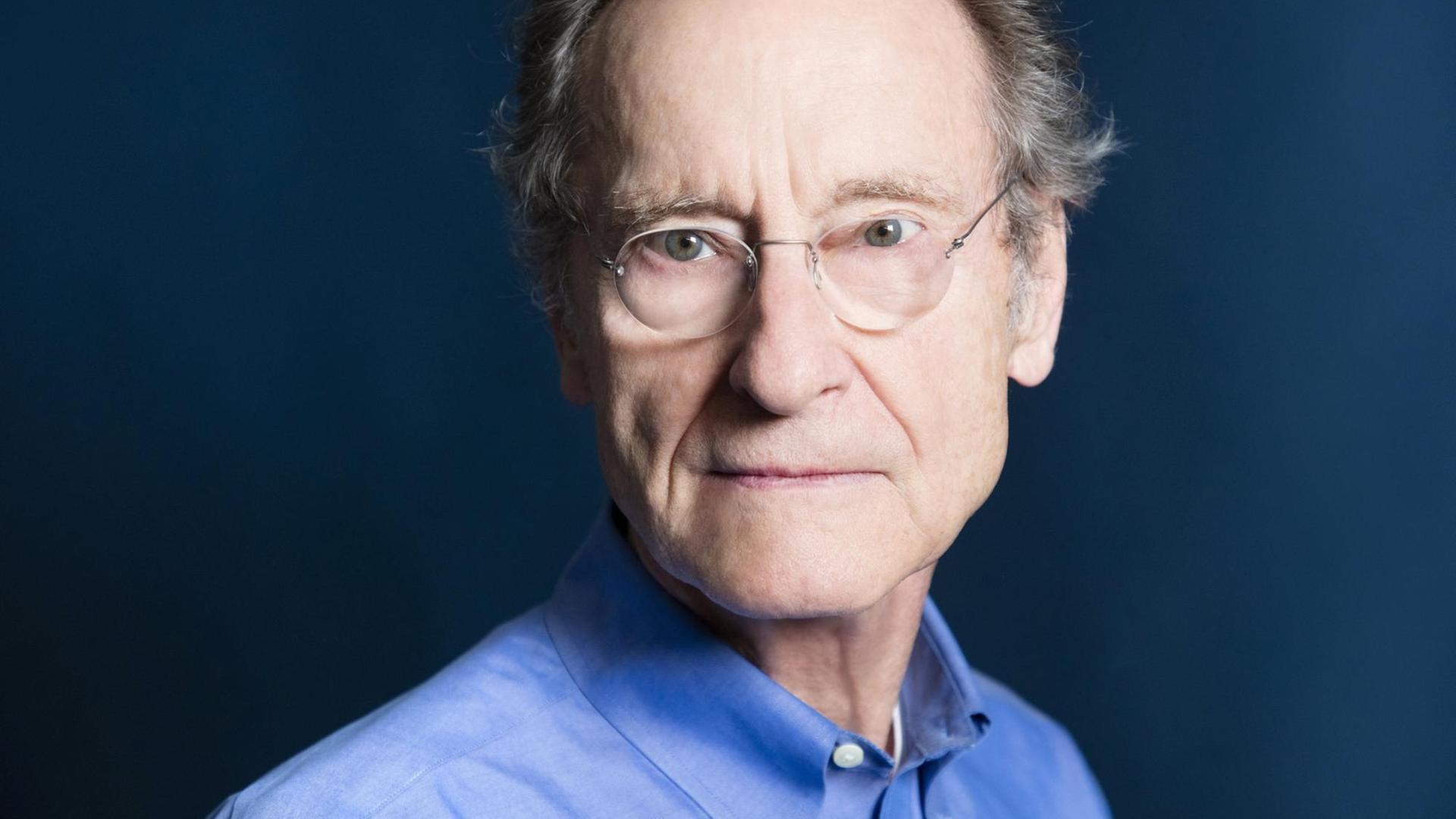 Portrait von Bernhard Schlink vor einem blauem Hintergrund Portrait von Bernhard Schlink vor einem blauem Hintergrund
