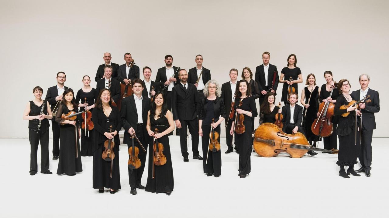 Die Musiker der Kammerakademie Potsdam auf einer Bühne Die Musiker der Kammerakademie Potsdam auf einer Bühne