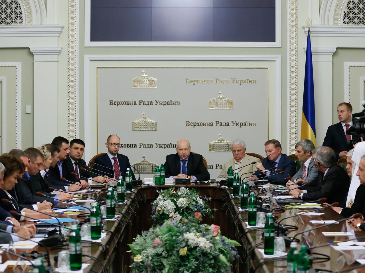 Beim ersten Runden Tischen kamen Vertreter der Übergangsregierung und der Regionen in Kiew zusammen. Beim ersten Runden Tischen kamen Vertreter der Übergangsregierung und der Regionen in Kiew zusammen.