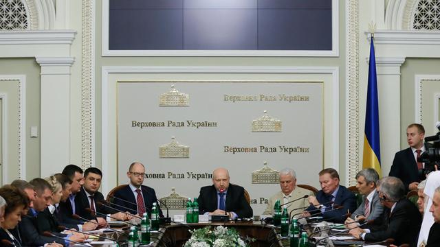 Beim ersten Runden Tischen kamen Vertreter der Übergangsregierung und der Regionen in Kiew zusammen.