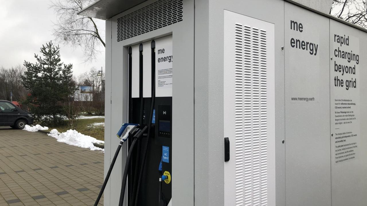 Ein grauer Container verbirgt die Technik, die Strom aus Restaurantresten für Elektroautos erzeugt. Von vorne sieht der Container aus wie eine Zapfsäule. Ein grauer Container verbirgt die Technik, die Strom aus Restaurantresten für Elektroautos erzeugt. Von vorne sieht der Container aus wie eine Zapfsäule.