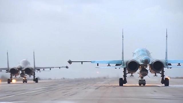 Zwei russische Kampfjets starten in Latakia