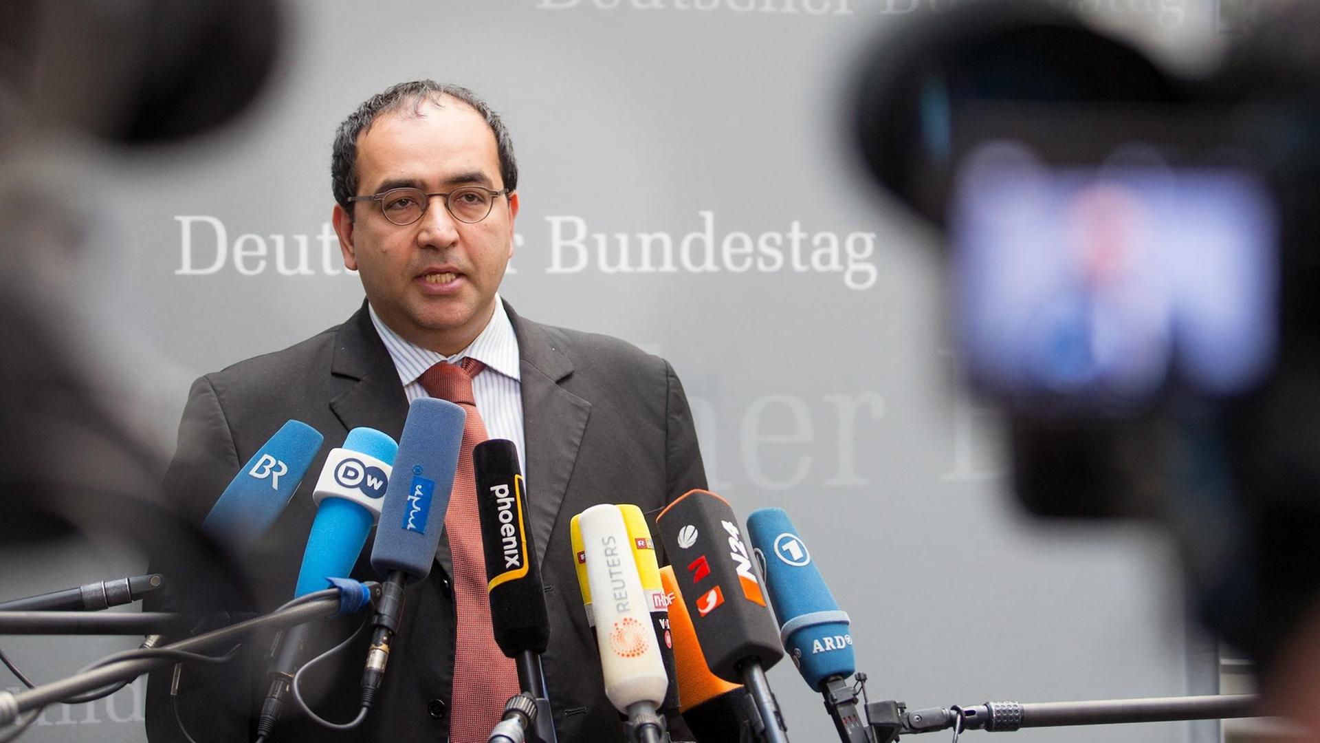 Der Obmann von Bündnis 90/die Grünen des Untersuchungsausschusses, Omid Nouripour, gibt am 26.08.2013 nach der Sitzung des Drohnen-Untersuchungsausschusses im Paul-Löbe-Haus in Berlin ein Statement. Der Obmann von Bündnis 90/die Grünen des Untersuchungsausschusses, Omid Nouripour, gibt am 26.08.2013 nach der Sitzung des Drohnen-Untersuchungsausschusses im Paul-Löbe-Haus in Berlin ein Statement.