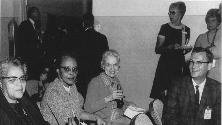 Dorothy Vaughan (links) mit Lessie Hunter, Vivian Adair und Margaret Ridenhour und Charlotte Craidon (hinten).