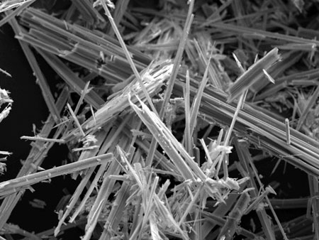 Gefährliche Schönheit: Asbestfasern unter dem Elektronenmikroskop. Gefährliche Schönheit: Asbestfasern unter dem Elektronenmikroskop.