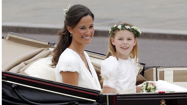 Zu sehen ist Pippa Middleton, die Schwester der britischen Herzogin Kate, nach deren Hochzeit am 29. April 2011. Pippa sitzt in einer offenen Kutsche, einem Landauer. Begleitet wird sie von einem Kind, dem Blumenmädchen Margarita Armstron-Jones. Sie sind auf dem Weg zum Buckingham Palace in London.