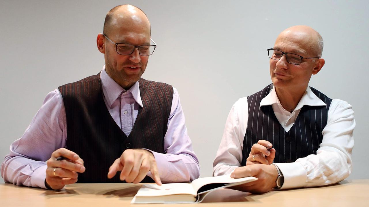 Frank Heibert und Hinrich Schmidt-Henkel sitzen bei einer Lesung in Berlin am 15.11.2016 an einem Tisch Frank Heibert und Hinrich Schmidt-Henkel sitzen bei einer Lesung in Berlin am 15.11.2016 an einem Tisch