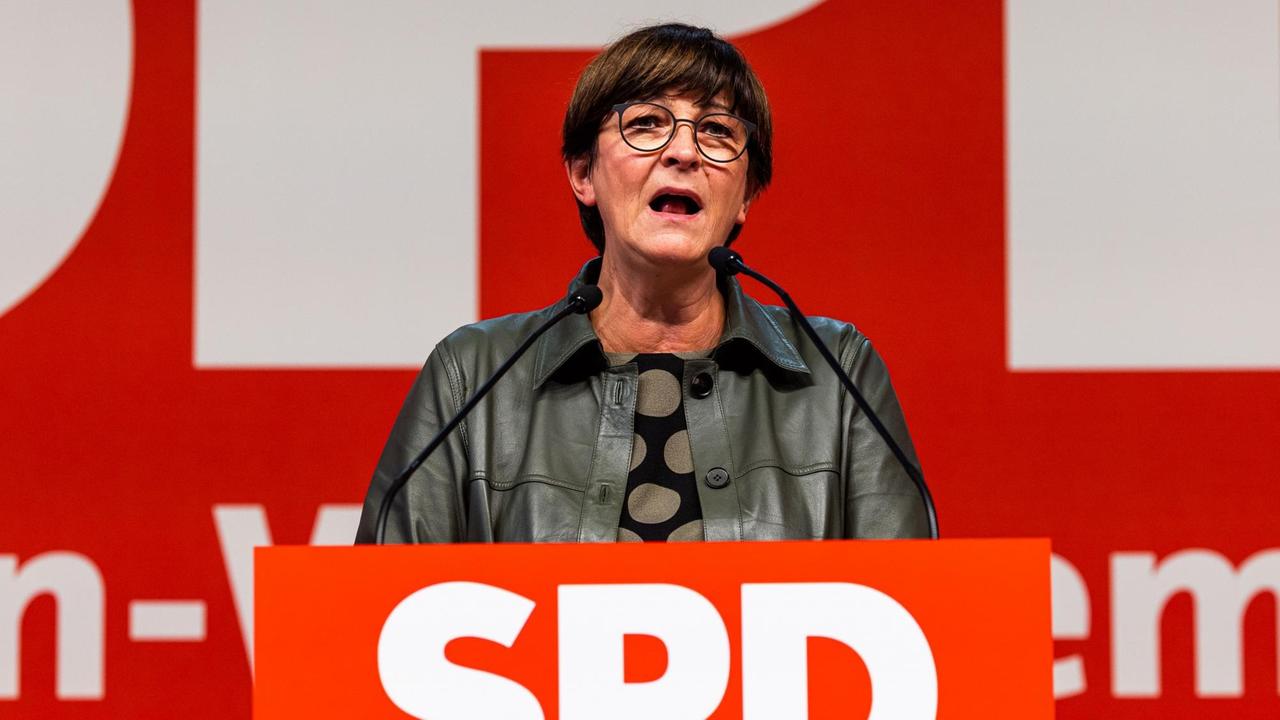 Die SPD-Vorsitzende Saskia Esken steht am Rednerpult und spricht. Die SPD-Vorsitzende Saskia Esken steht am Rednerpult und spricht.