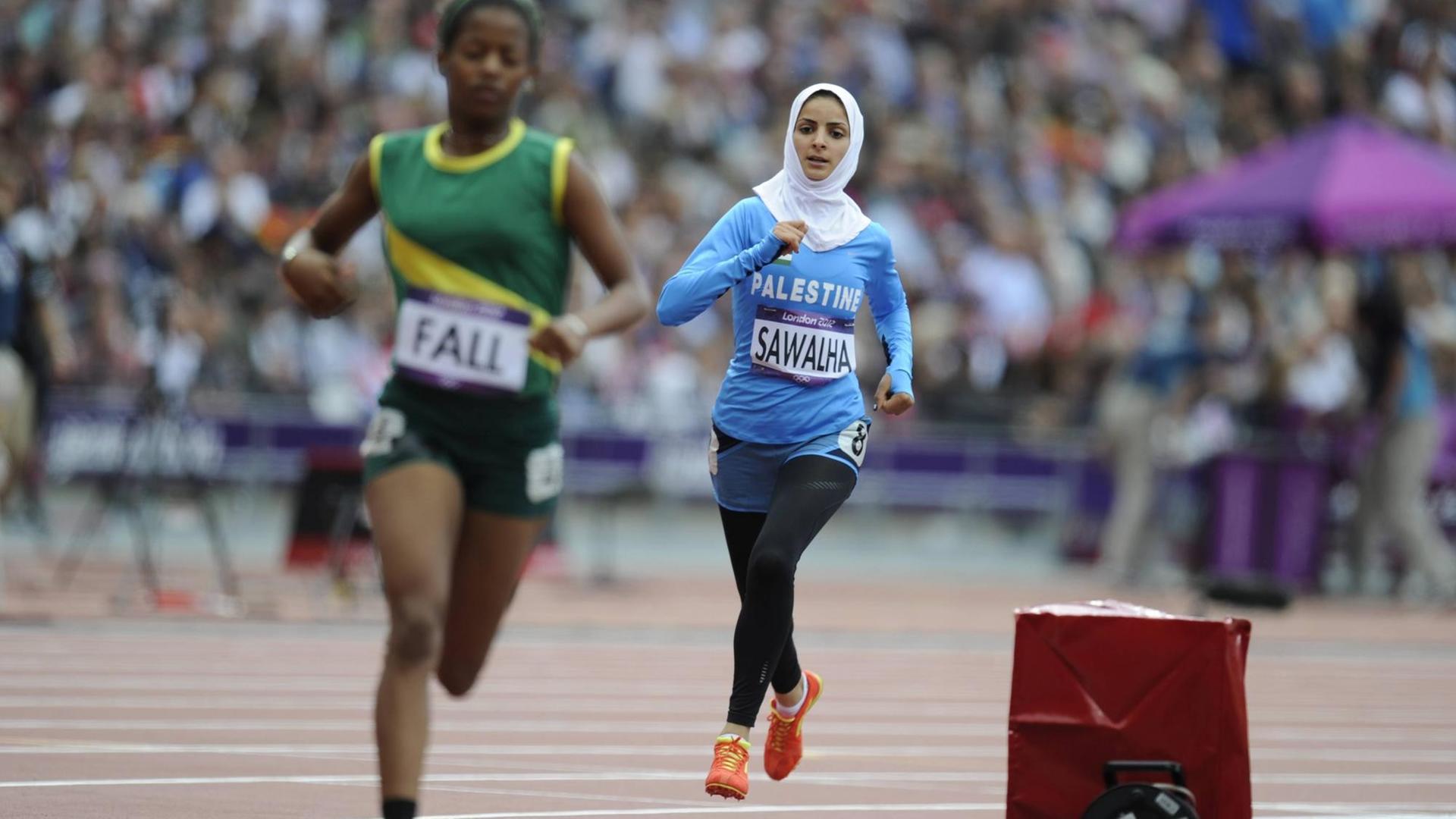 Palästinensische Läuferin mit Kopftuch bei den Olympischen Spielen in London 2012 Palästinensische Läuferin mit Kopftuch bei den Olympischen Spielen in London 2012