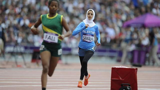 Palästinensische Läuferin mit Kopftuch bei den Olympischen Spielen in London 2012