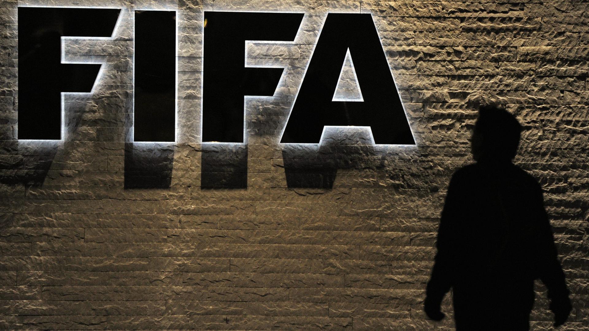 Mann vor FIFA-Logo in Zürich Mann vor FIFA-Logo in Zürich