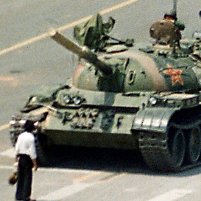 Am 5. Juni 1989 stellt sich ein Mann weinend vor die Panzer auf dem Tiananmen Platz in Peking. Er fleht darum, dass das Töten in Chinas Hauptstadt ein Ende nimmt. Außenstehende zogen ihn weg bevor die Panzer auf dem Cangan Boulevard am Beijing Hotel weiterrollen.
