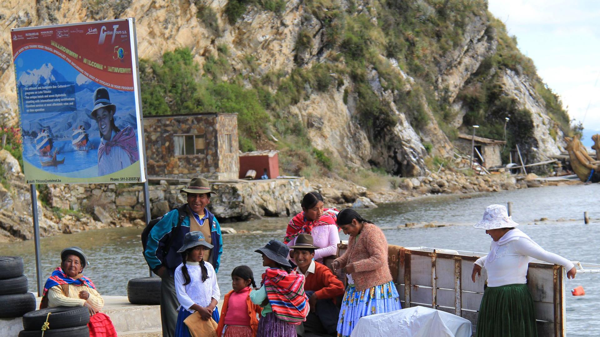 Isla del Sol - Eine Familie wartet auf das Boot Isla del Sol - Eine Familie wartet auf das Boot