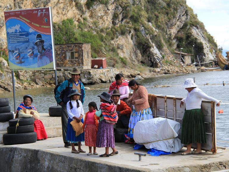 Isla del Sol - Eine Familie wartet auf das Boot