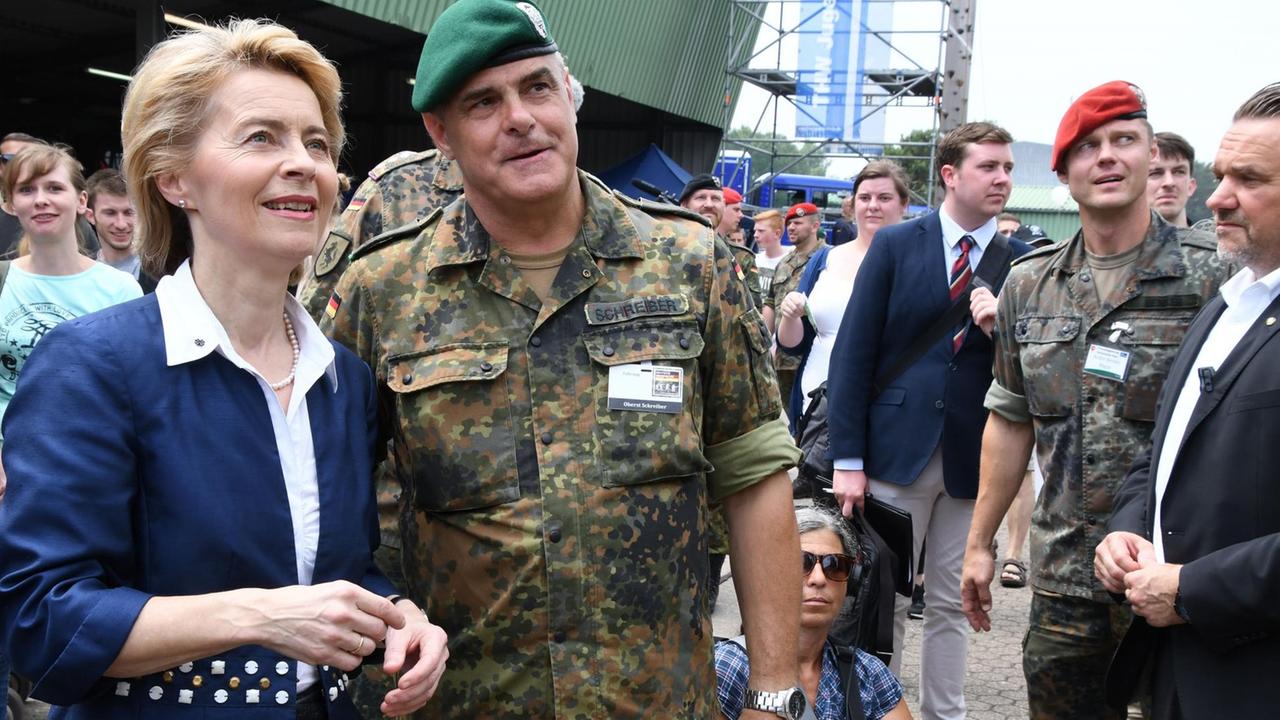 Ursula von der Leyen (CDU), Bundesverteidigungsministerin, lässt sich von Oberst Manfred Schreiber in der Henning-von-Tresckow Kaserne eine Übung erklären. Beim Tag der Bundeswehr wird an 16 Standorten bundesweit um den Nachwuchs geworben (9.6.2018). Ursula von der Leyen (CDU), Bundesverteidigungsministerin, lässt sich von Oberst Manfred Schreiber in der Henning-von-Tresckow Kaserne eine Übung erklären. Beim Tag der Bundeswehr wird an 16 Standorten bundesweit um den Nachwuchs geworben (9.6.2018).