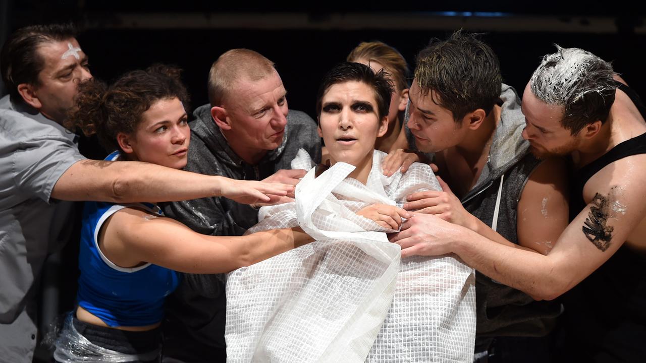 Szene aus dem Stück "Kriegerin" im Berliner Grips-Theater mit Hauptdarstellerin Alessa Kordeck (Mitte) Szene aus dem Stück "Kriegerin" im Berliner Grips-Theater mit Hauptdarstellerin Alessa Kordeck (Mitte)